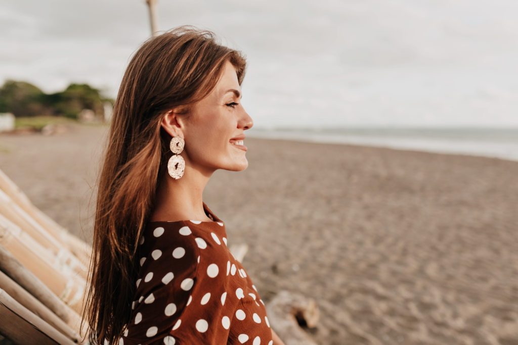 beautiful-lady-with-abroad-gentle-smile-looking-on